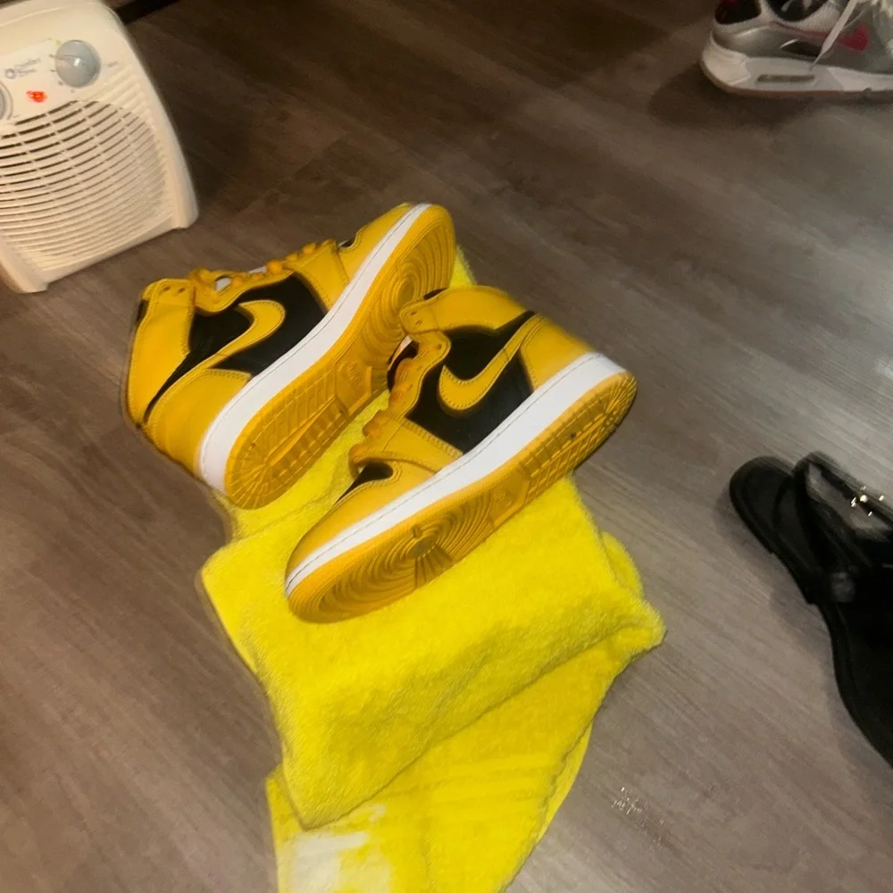 Jordan High OG Pollen Black Yellow Sneakers - Picture 6 of 9